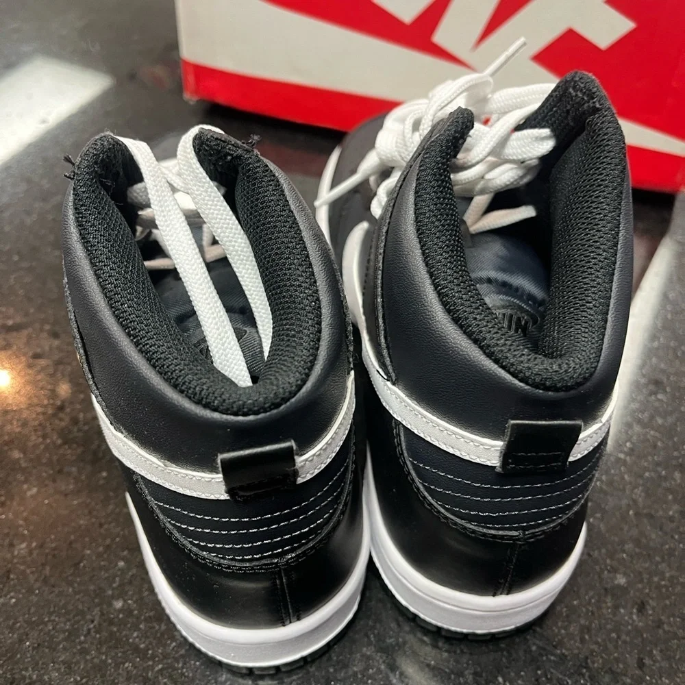Sz 7 dunk mids black & white